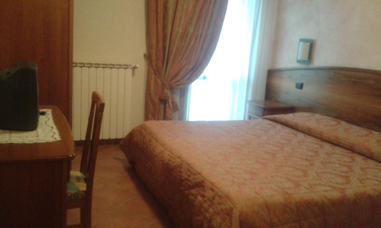 Hotel Cristallo Cerreto Laghi Szoba fotó